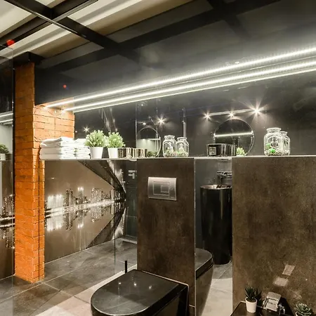 Charming Two-story Loft In Tobaco Park *